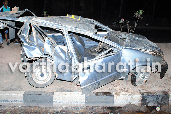 ಚಾಲಕನ ನಿಯಂತ್ರಣದ ತಪ್ಪಿದ ಕಾರು ಸಂಪೂರ್ಣ ನಜ್ಜುಗುಜ್ಜು